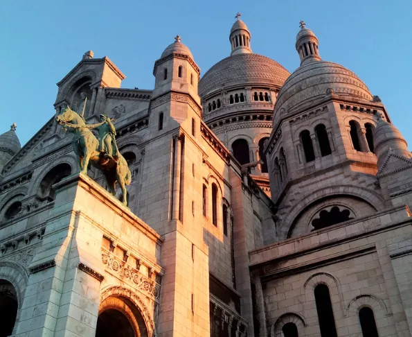 Montmartre-Destinatiion By Paris Tous cab